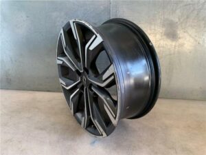Il est important de choisir des jantes alu qui sont compatibles avec votre Clio 5, en vérifiant les spécifications techniques telles que la taille, le déport et le nombre de trous de fixation.